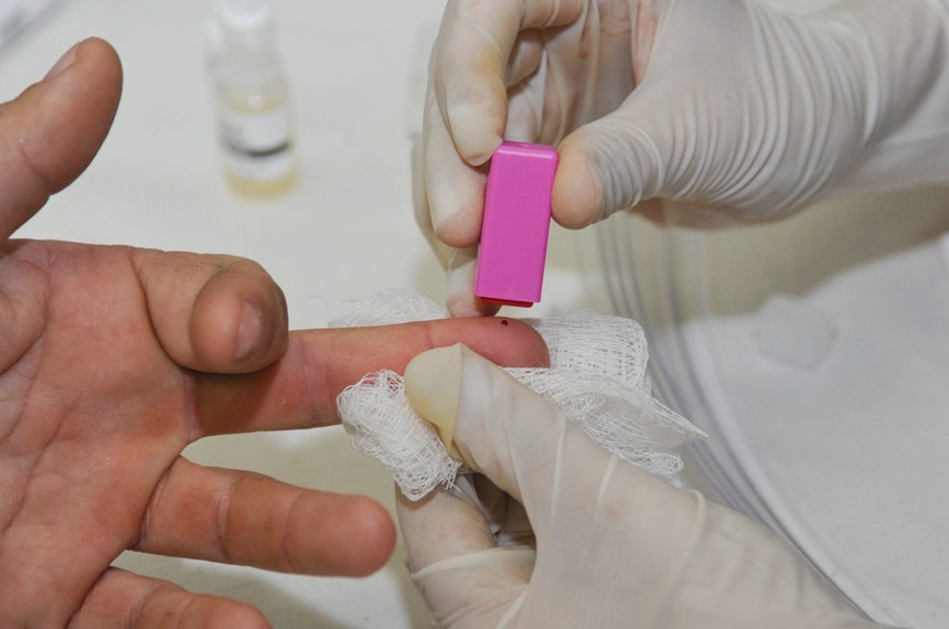 Prédios públicos ficam vermelhos contra a aids